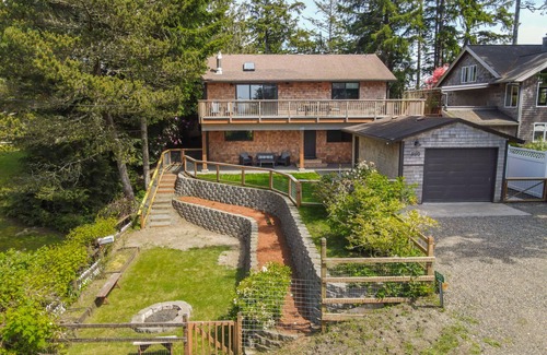 Neahkahnie Beach House | Ocean View Manzanita home - walk to beach and town!