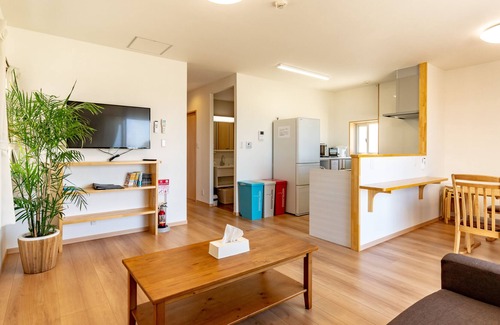 Motobu House | Ocean view rental villa, 8 minutes walk to Churaumi Aquarium, 2 minutes walk to Ocean Expo Park Emerald Beach entrance, free BBQ facilities