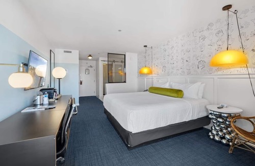 Venice Hotel | Ocean View Room in Venice Beach | Balcony | Free Breakfast | Rooftop Lounge