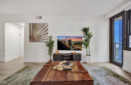 Mid Beach Apartment | Ocean View Serenity Condo/Beach Service/915