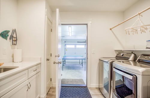 Bayshore House | Ocean view short walk to the beach
