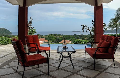 Coco House | Ocean View Single Story House with Private Infinity Pool. 10 min walk to Beach