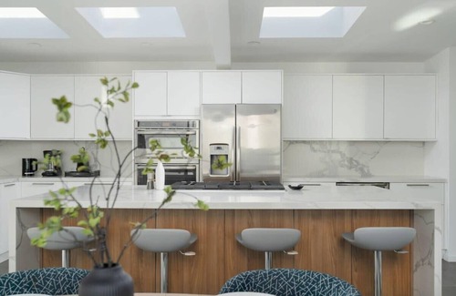 The Strand House | Ocean View | Steps to DT Manhattan Beach|King Beds