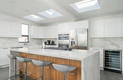 The Strand House | Ocean View | Steps to DT Manhattan Beach|King Beds