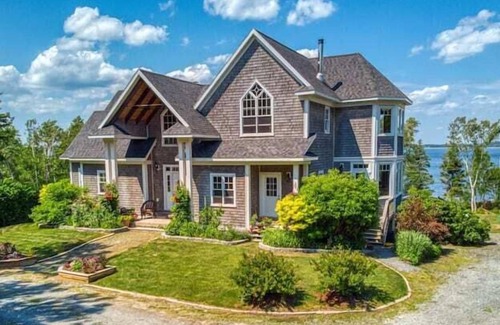 Feltzen South House | Ocean View Villa with Hot Tub and Movie Theatre