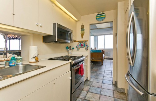Waikiki Condo | Ocean Views And Beautiful Hawaiian Sunsets