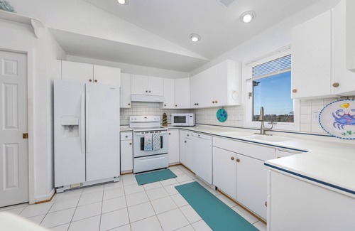 South Nags Head Cottage | OCEAN VIEWS-DOG FRIENDLY- PRIVATE POOL - HOT TUB - 2 MINUTE WALK TO BEACH