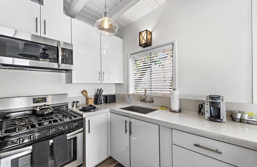 Laguna Beach Villa | Ocean views, listen to waves, stroll to main beach SH 2
