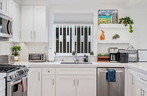 West Newport House | Ocean Views. Modern 3Bed 2Bath Sleep 9people Steps to the Water.