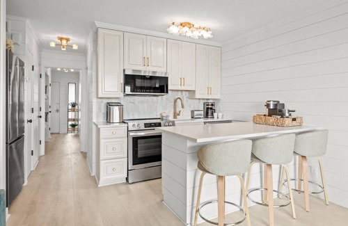 Isle of Palms Condo | Ocean Views - Newly Remodeled - Pool and Fishing Pier