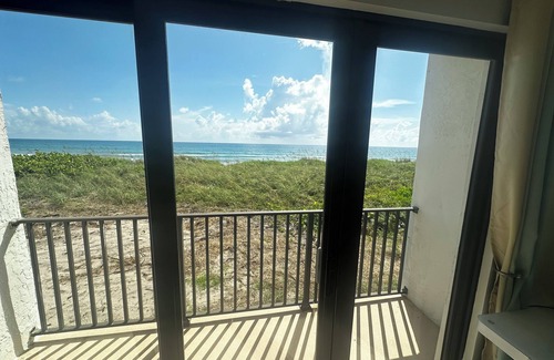 Stuart Apartment | OCEAN VIEWS! OCEAN VIEWS!- BREATHTAKING DIRECT BEACHFRONT CONDO 2/2