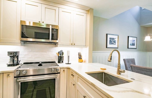 Kiawah Island Condo | Ocean Views, Serene Back Deck, Easy Walk to Beach. Beautiful Seaside, Dog-Friendly Villa Awaits You!
