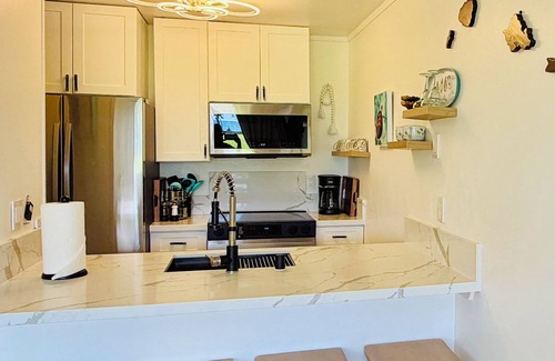 Wailua Apartment | Ocean Views Top floor King Bed Beach Access Pools BBQ Renovated Unit with AC