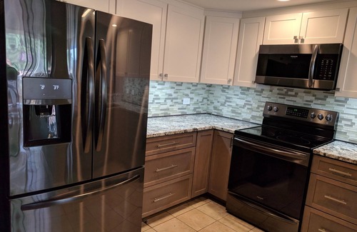 Historic Kailua Village Condo | Ocean Views, Walk to beach and town. AC, Huge lanai