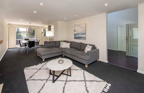 Mount Eliza House | Ocean Villa Vista - pool, water views, walk to beach