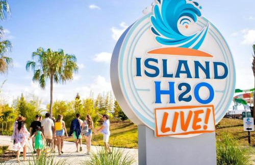 West Kissimmee House | Ocean Waves Cottage With Private Pool Near Disney With Margaritaville Resort & Island H2O Access - 8001Su