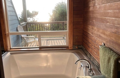 Newport Apartment | Ocean Wind Retreat, Oceanfront, romantic, ideal for couples, pet friendly