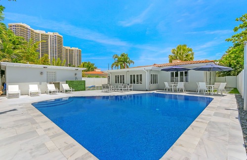 Lauderdale Beach House | Oceana: Pool, Game Room, Walk to Beach