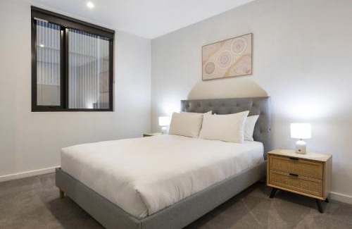 Geelong Apartment | Oceanfront 2-Bed With Balcony & Study Nook