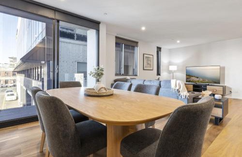 Geelong Apartment | Oceanfront 2-Bed With Balcony & Study Nook