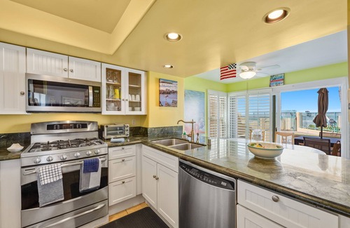 Townsite Condo | Oceanfront 2BR/2BA Condo in Oceanside with Amazing Beach Access has AC!