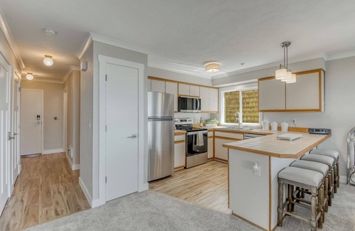 Seaside Condo | Oceanfront 2rd floor Balcony 2 blocks to Turnaround-Work Remotely