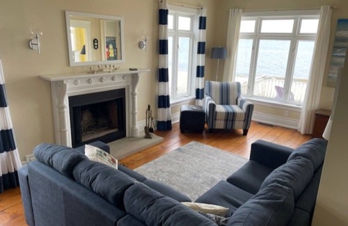 Feltzen South House | Oceanfront 3-Bedroom Captain's House