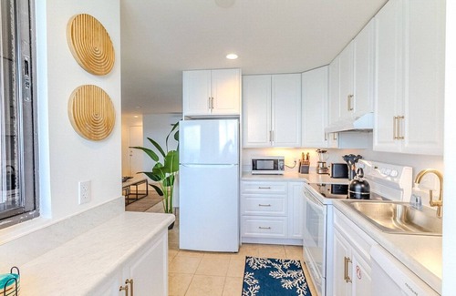 Bolongo Bay Condo | Oceanfront, 3 POOLS, Central Location, Generator!