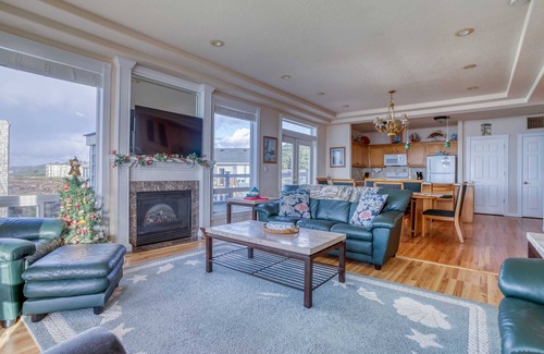 Yachats House | Oceanfront 3 Suite in Yachats has Hot Tub, Pool Table, Ping-Pong, Foosball!