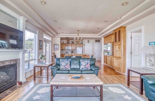 Yachats House | Oceanfront 3 Suite in Yachats has Hot Tub, Pool Table, Ping-Pong, Foosball!