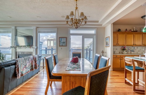 Yachats House | Oceanfront 3 Suite in Yachats has Hot Tub, Pool Table, Ping-Pong, Foosball!