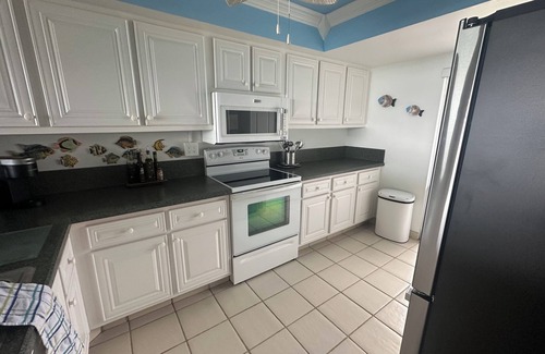 Central Beach Condo | Oceanfront, 4th fl, 2 BR condo in Vero Beach across from beach and boardwalk