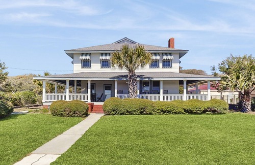 Golden Mile House | Oceanfront 6 bedroom - Dog Friendly - Near Village Square & Downtown