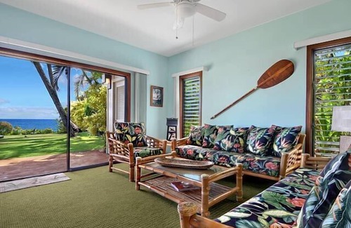Wailua Condo | Oceanfront and impeccably furnished, this delightful condominium is convenien