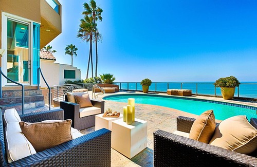 La Jolla House | Oceanfront Beach, Pool, Hot Tub, Pickleball, Movie Theater, Elevator & Golf Cart