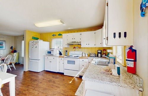 Atlantic Beach Cottage | Oceanfront beach cottage with large deck & W/D - dog-friendly