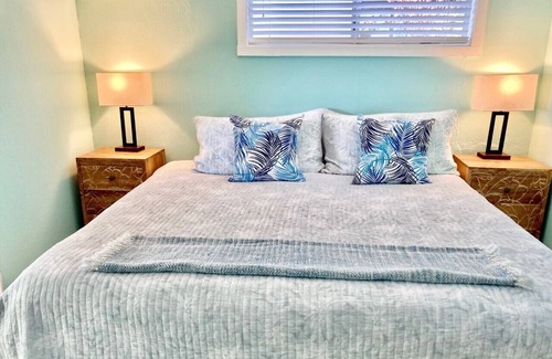 Punaluu House | Oceanfront BeachHouse - Great work-from-home spot!