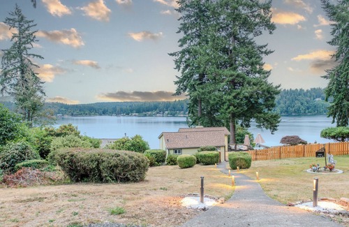 Rollingbay Cottage | Oceanfront boho cottage in Bremerton