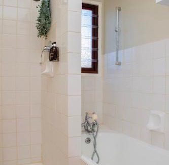 De Kelders House | Oceanfront bungalow 3 br/2 ba, Wifi Fireplace: Guppy Huys