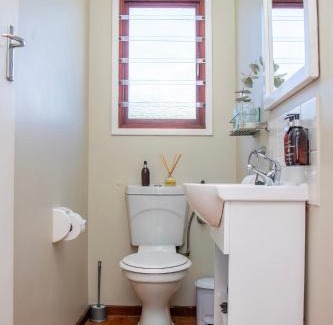 De Kelders House | Oceanfront bungalow 3 br/2 ba, Wifi Fireplace: Guppy Huys