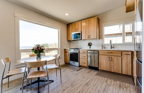 Florence House | Oceanfront Bungalow on Heceta Beach - fresh, bright and beautiful
