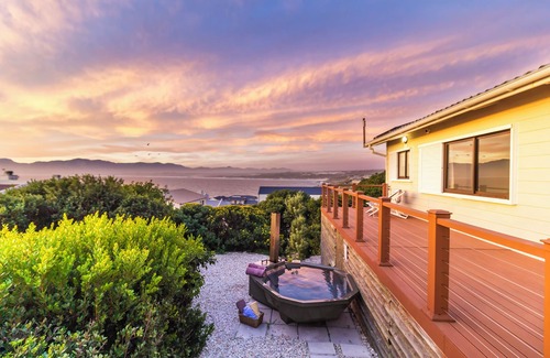 De Kelders House | Oceanfront bungalow 3 br 2ba WiFi, fireplace, modern kitchen, Solar with backup