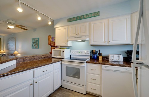 Wilmington Beach Condo | Oceanfront Carolina Beach Condo w/Pool & Views!