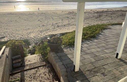 Cayucos House | Oceanfront Cayucos Cottage on the sand