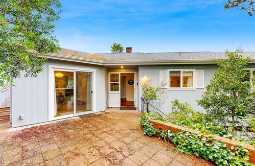Klipsan Beach House | Oceanfront charmer with wood fireplace, games, & scenic deck - dog-friendly