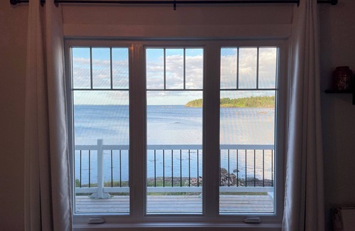 Embree House | Oceanfront clapboard cottage - a great central location!