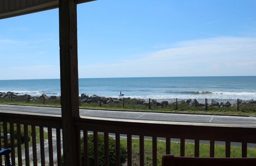 Folly Beach House | OCEANFRONT! Come and enjoy rocking on the front porch! Aug. 25-29 available.