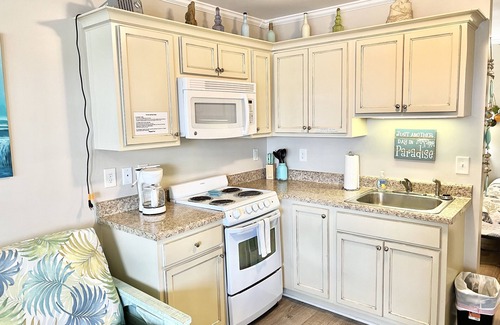 Atlantic Beach Apartment | 🏖Oceanfront Complex🐬Private Beach Access 🏄 Pool🦀WiFi🚴Kitchen