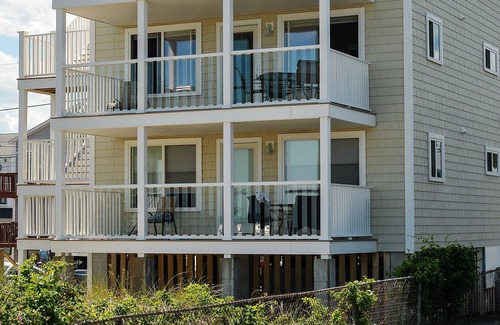 Old Orchard Beach Condo | Oceanfront condo 1 mile from the pier