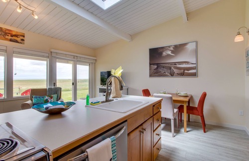 Gearhart Apartment | Oceanfront condo near Gearhart Golf Links - walk to beach - No pets